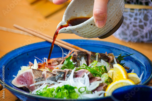 藁焼きタタキにポン酢をかける