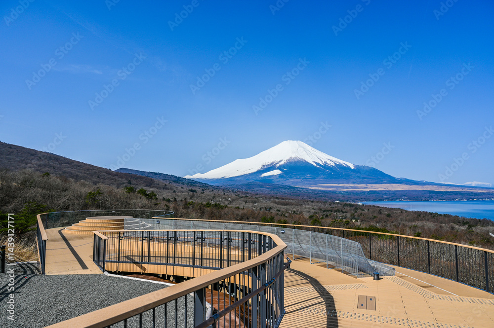 山梨県の山中湖と富士山
