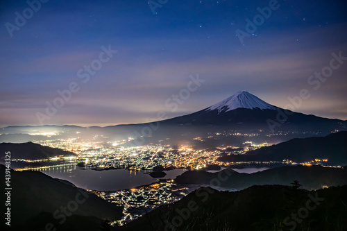 Obraz na płótnie 山梨県新道峠からの富士山と河口湖と夜景 w salonie