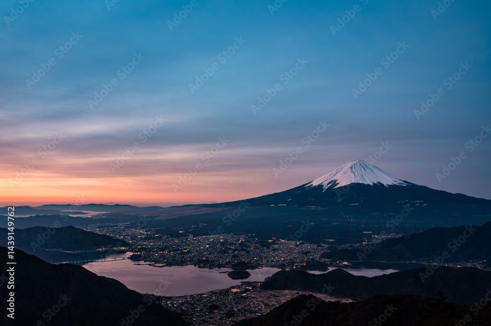 山梨県新道峠からの富士山と河口湖と夜景