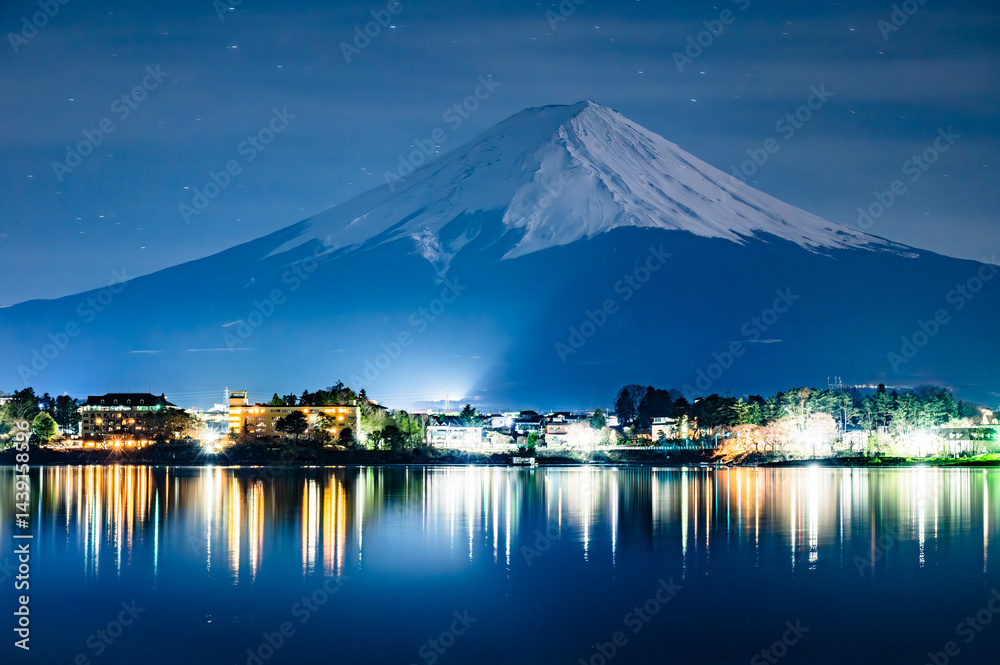 山梨県夜の河口湖と富士山