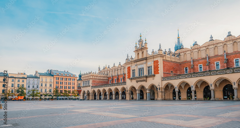 Obraz premium Main market Square with St. Mary's Basilica, city view in Krakow Poland. Autumn landscape.