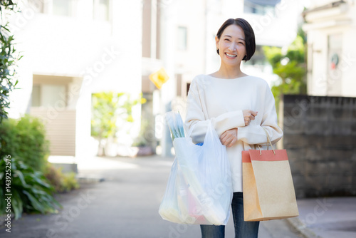 買い物をする女性