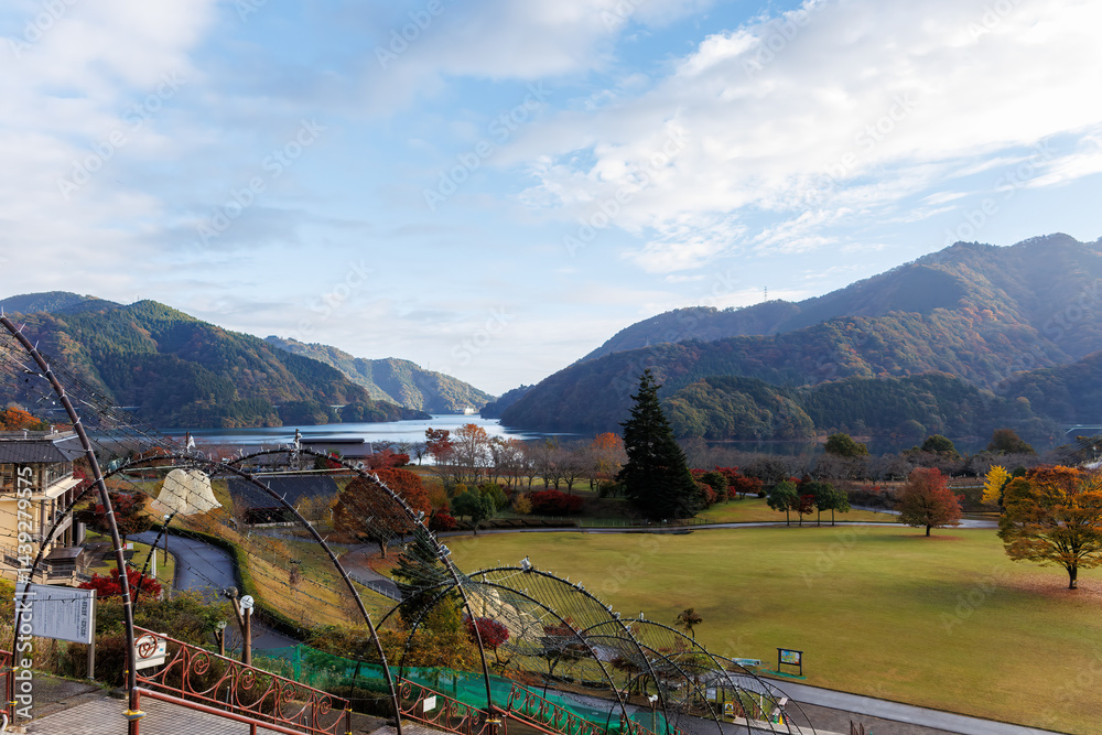 紅葉に彩られた美しい宮ヶ瀬湖。
神奈川県清川村、早戸川林道-2025年