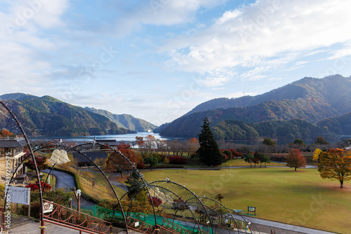 Obraz na płótnie 紅葉に彩られた美しい宮ヶ瀬湖。
神奈川県清川村、早戸川林道-2025年
w salonie