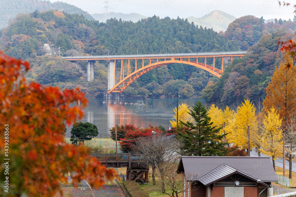 紅葉に彩られた美しい宮ヶ瀬湖。
車両進入禁止のゲート。
ハイキング客は徒歩で入れる。
神奈川県清川村、早戸川林道-2025年