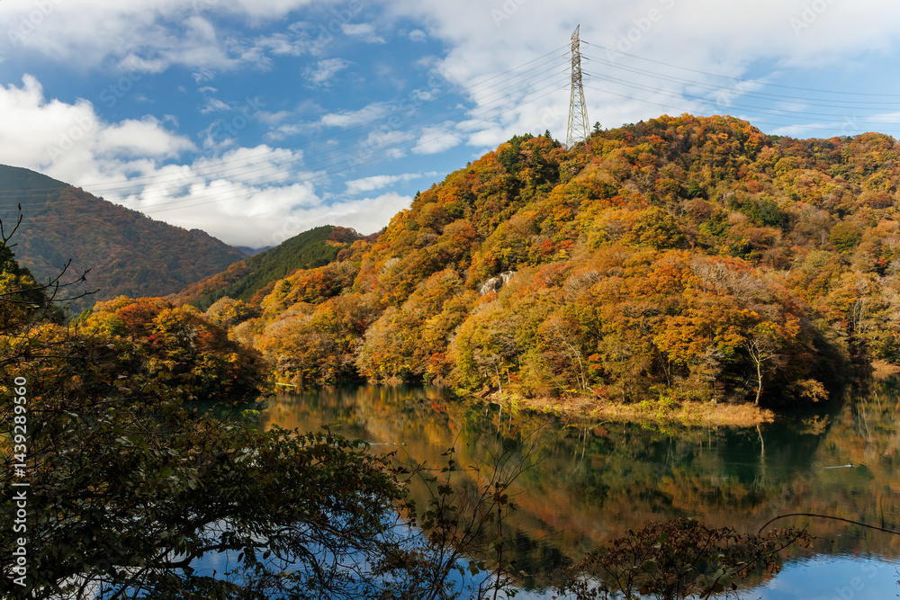 紅葉に彩られた美しい宮ヶ瀬湖。
神奈川県清川村、早戸川林道-2025年