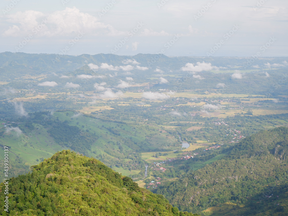 Obraz premium mountain peaks and hills with cliffs and green grass. the concept of a natural tourist spot for relaxation and tranquility