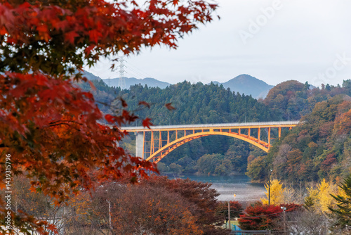 Obraz na płótnie 美しい宮ヶ瀬湖と鉄橋
紅葉に彩られた美しい宮ヶ瀬湖。
神奈川県清川村、早戸川林道-2025年
w salonie