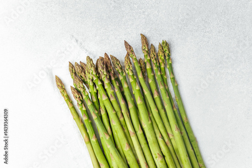 Φωτογραφία Fresh green asparagus arranged neatly on a gray surface for culinary use