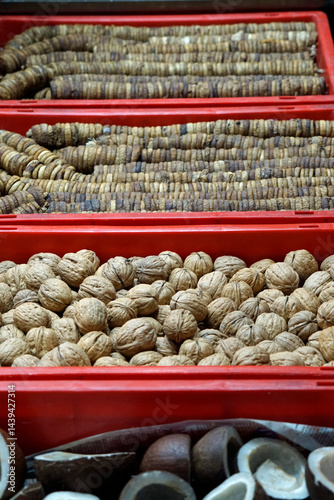 Obraz na płótnie fesh nuts on a market in mumbai w salonie