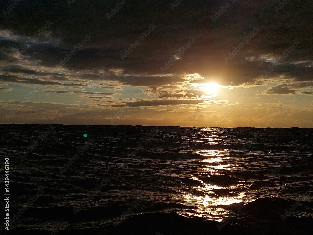 Obraz premium sunset over the ocean