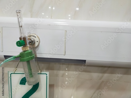 Oxygen filter. Oxygen filter device for breathing in hospitals.