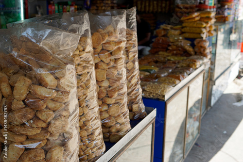 Obraz na płótnie fresh made bread snacks on a market w salonie