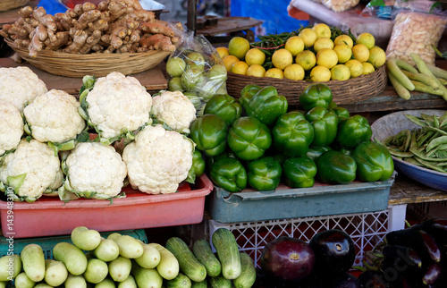 Obraz na płótnie fresh vegetables on a local market in mumbai, india w salonie