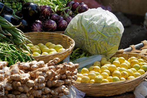 Obraz na płótnie fresh vegetables on a local market in mumbai, india w salonie