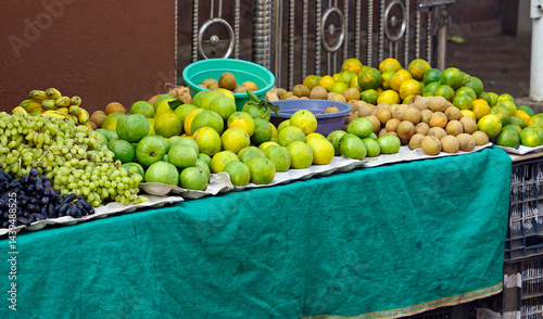 Obraz na płótnie fresh fruits from the local market in india w salonie