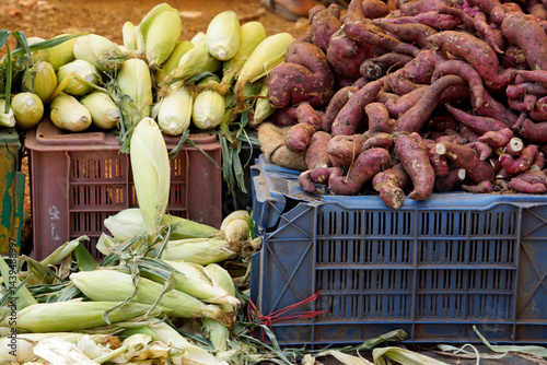 Obraz na płótnie fresh vegetables on a local market in mumbai, india w salonie