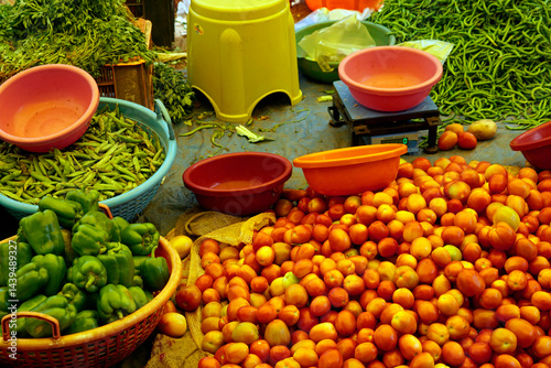 Obraz na płótnie fresh vegetables on a local market in mumbai, india w salonie