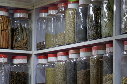 Obraz na płótnie spices and herbs on a market in mumbai w salonie