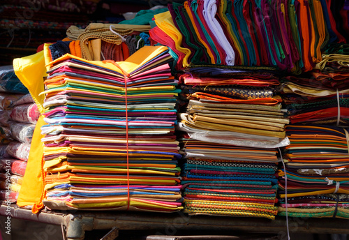 Obraz na płótnie colorful textiles on a market in mumbai w salonie