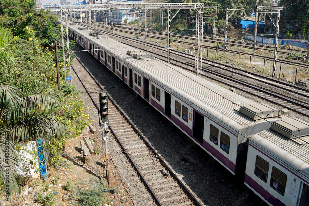 almost empty local train in mumbai