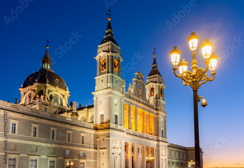 Obraz na płótnie La Almudena (Royal cathedral) in center of Madrid at night, Spain w salonie