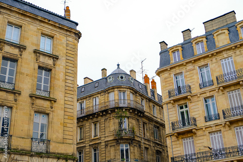 Fototapeta Naklejka Na Ścianę i Meble -  facade of a building in the center of bordeaux