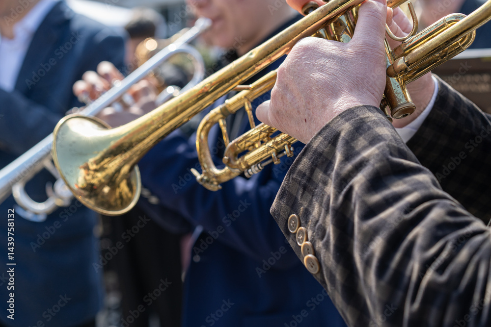 Obraz premium Musicians perform live outdoor concert with trumpets in a sunny urban setting