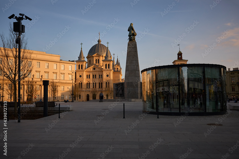 Obraz premium widok na Plac Wolności w Łodzi z pomnikiem Tadeusza Kościuszki i zabytkowym kościołem