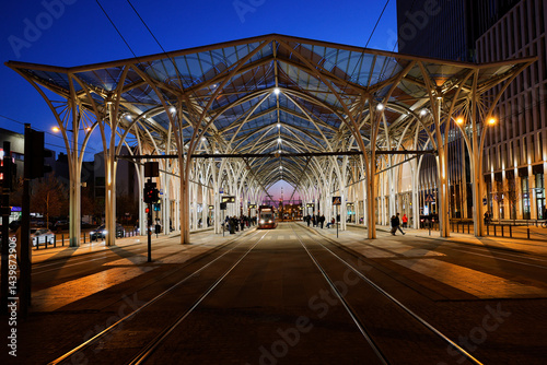 dworzec tramwajowy w centrum Łodzi, stajnia jednorożców nocą