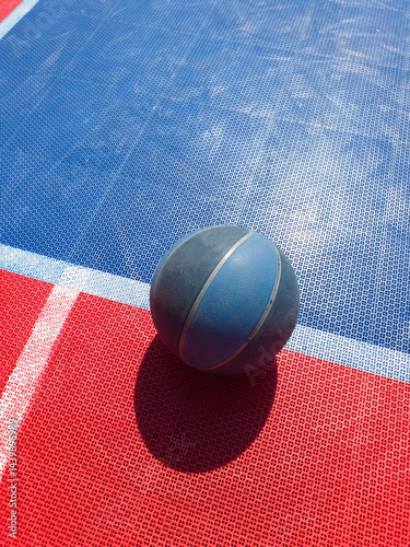 Obraz na płótnie Basketball ball on a outdoor court. w salonie