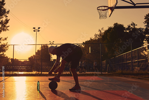 Obraz na płótnie Man with basketball ball on a public court. w salonie