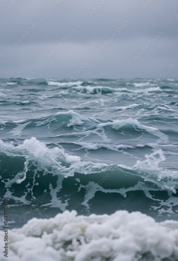 Fototapeta premium body of water that has some waves in it