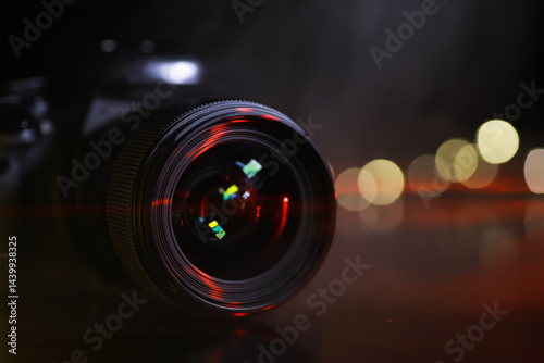 Obraz na płótnie Close-Up of Camera Lens with Bokeh Lights in Background w salonie