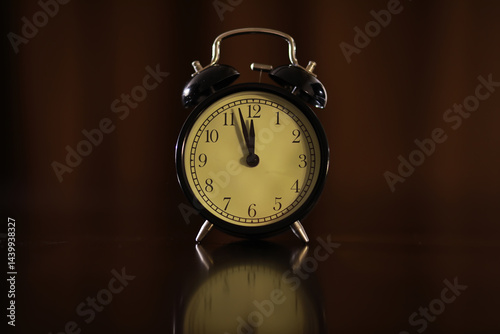 Obraz na płótnie Vintage Analog Alarm Clock Showing Midnight or Noon in Low Light Setting w salonie