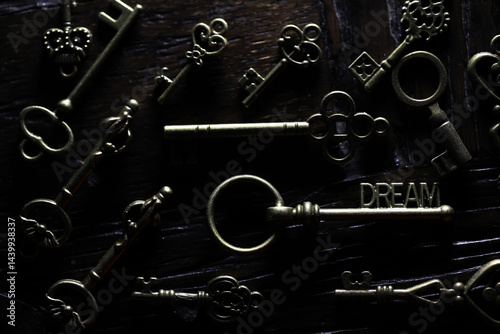 Obraz na płótnie Vintage Skeleton Keys on Dark Wooden Surface - Antique Key Collection Background w salonie