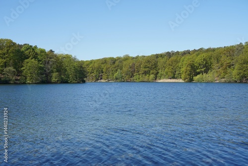 Obraz na płótnie Panoramalandschaft des Schlachtensees in Berlin im Frühling w salonie