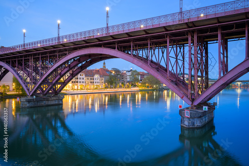 Obraz na płótnie Stunning evening view of Drava River and iconic bridge in Maribor Slovenia w salonie