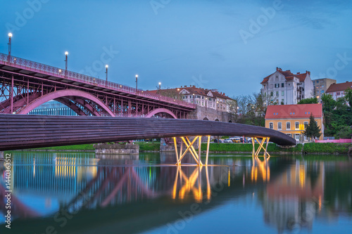 Obraz na płótnie Spring evening by the Drava River with illuminated bridge in Maribor - Slovenia w salonie