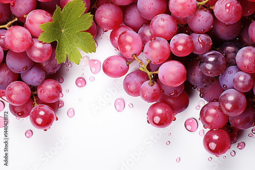 Obraz na płótnie Fresh red grapes with juice drops on white w salonie