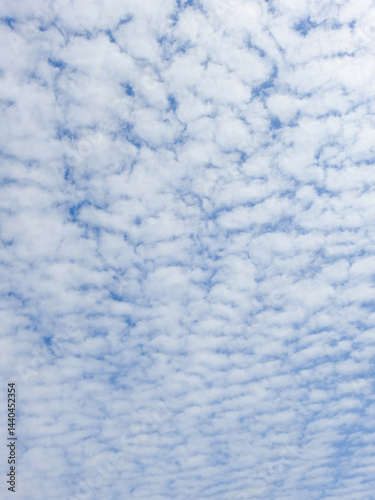 青空全体に広がる美しい雲のパターンの写真。自然の美しさを感じることができます。