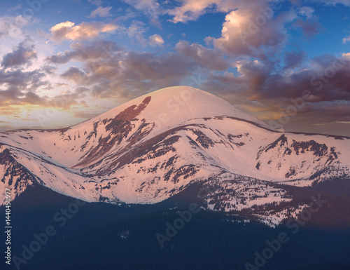 Obraz na płótnie Sunset spring Carpathian mountains w salonie