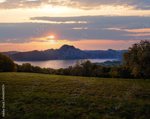 Obraz na płótnie Peaceful autumn Alps mountain lake. Sunrise view to Traunsee lake, Gmundnerberg, Altmunster am Traunsee, Upper Austria. w salonie