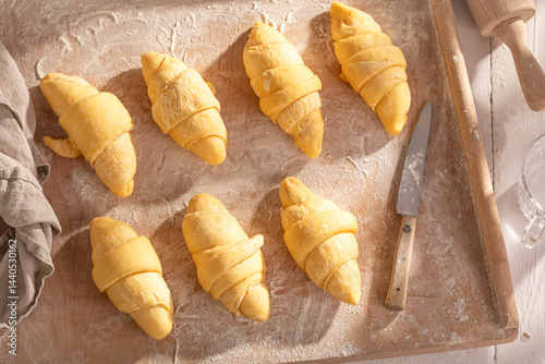 Obraz na płótnie Sweet french croissants preparation before baking in oven. w salonie