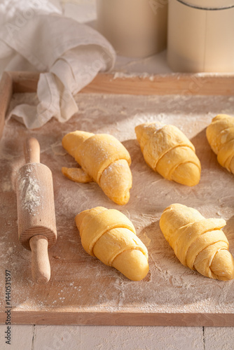 Obraz na płótnie Delicious french croissants cutting from raw dough w salonie