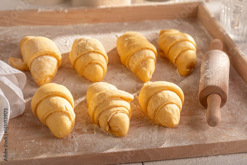 Obraz na płótnie Delicious french croissants made of raw puff pastry. w salonie