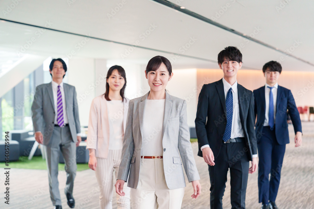 強い女性リーダーのもとで働くビジネスパーソン 強い女性リーダーのもとで働くビジネスパーソン