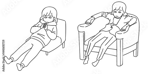 サイズの合わない椅子に座っている女性