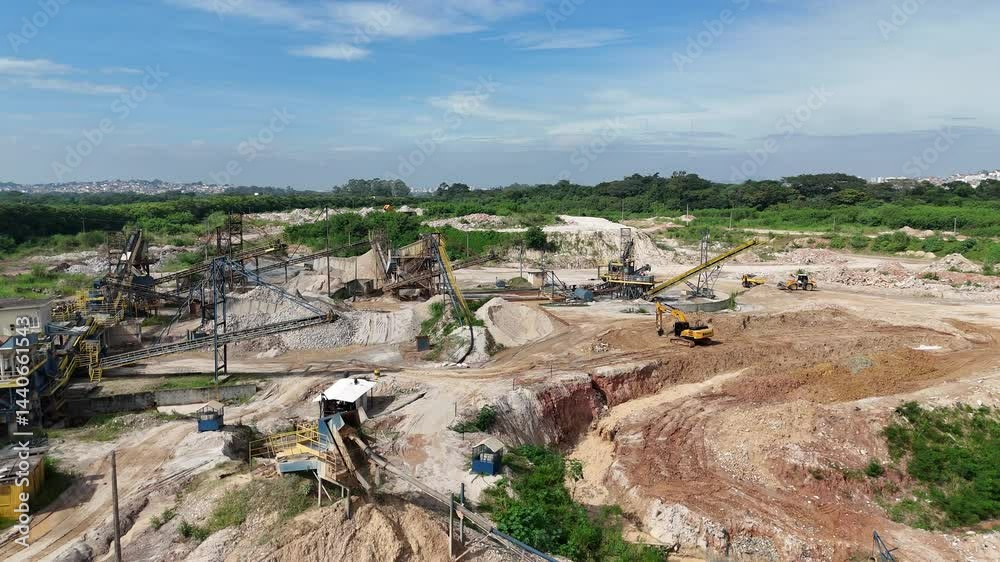 Visão aérea em 4K de uma indústria mineradora capturada por drone. A imagem destaca as operações da mineração, infraestrutura e a vastidão do terreno, proporcionando uma perspectiva única e detalhada